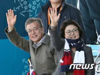 文大統領、夫人と共に平昌パラのクロスカントリーを観戦…南北選手を応援