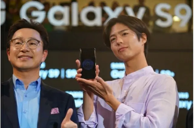 マレーシアでのイベントに出席した俳優のパク・ボゴム（右、サムスン電子提供）＝（聯合ニュース）