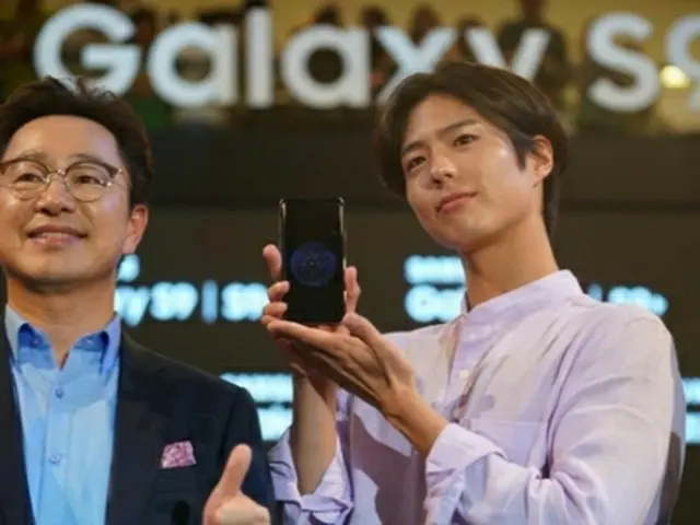 マレーシアでのイベントに出席した俳優のパク・ボゴム（右、サムスン電子提供）＝（聯合ニュース）