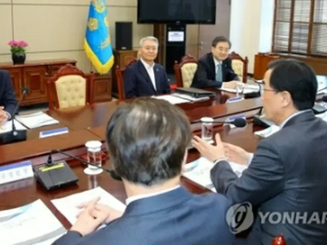 青瓦台で開かれた準備委の初会議=16日、ソウル(聯合ニュース)