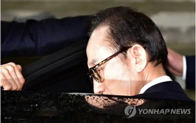 検察での取り調べを終えて車に乗り込む李元大統領＝１５日、ソウル（聯合ニュース）