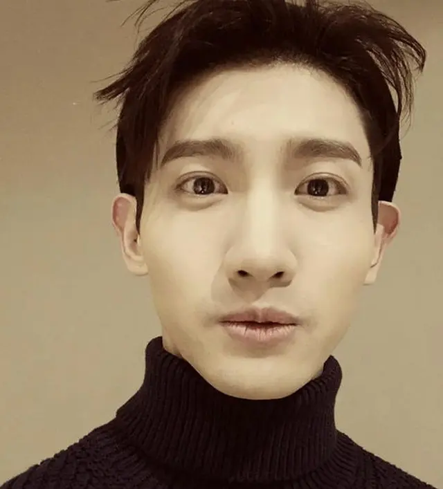 韓国ボーイズグループ「東方神起」メンバーのチャンミンが、かわいらしい自撮り写真を公開した。（提供:OSEN）