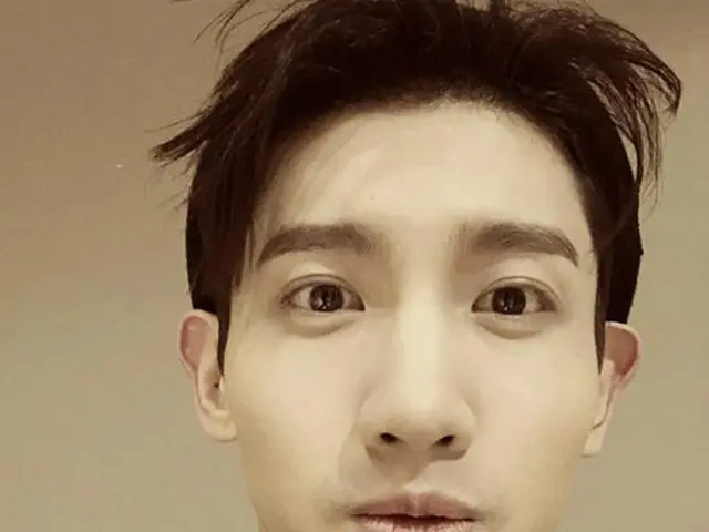 韓国ボーイズグループ「東方神起」メンバーのチャンミンが、かわいらしい自撮り写真を公開した。（提供:OSEN）
