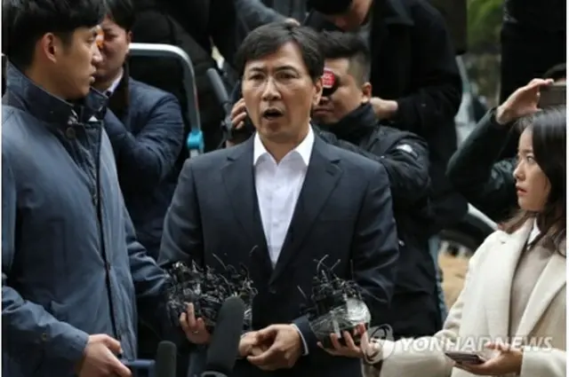 ソウル西部地検前で報道陣の質問に答える安氏＝１９日、ソウル（聯合ニュース）
