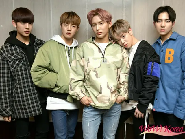 「A.C.E」左からチャン（CHAN）、ドンフン（DONGHUN）、ジュン（JUN）、ジェイソン（JASON)、ワウ（WOW)