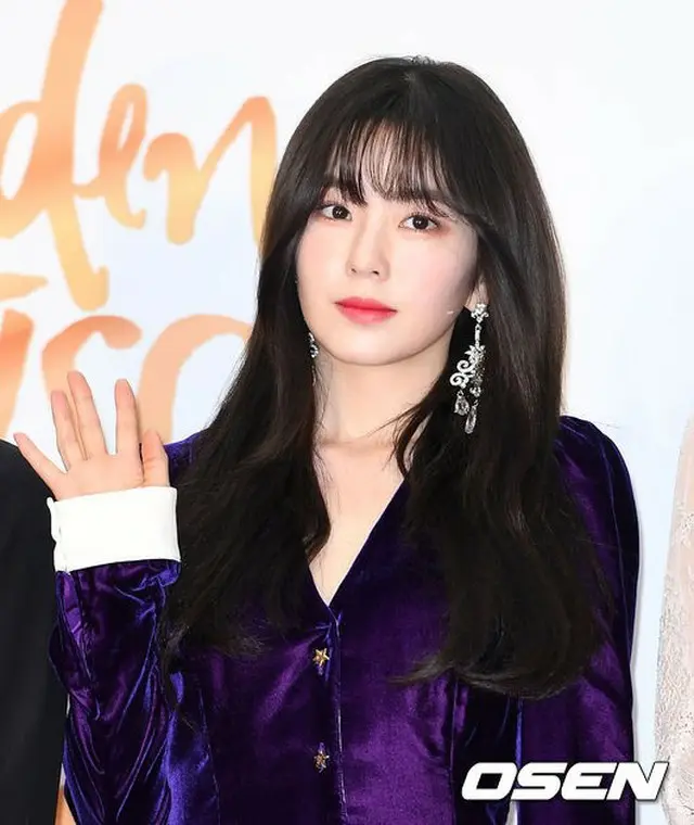 韓国ガールズグループ「Red Velvet」メンバーのアイリーンが最近読んだ本について語った後、ネットユーザーたちの“フェミニスト騒動”に巻き込まれた。（提供:OSEN）