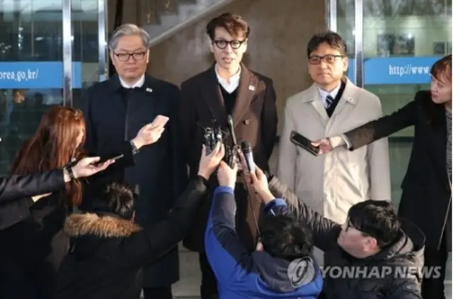 板門店に向かう前、報道陣の質問に答える韓国代表団。中央がユン・サン氏＝２０日、ソウル（聯合ニュース）