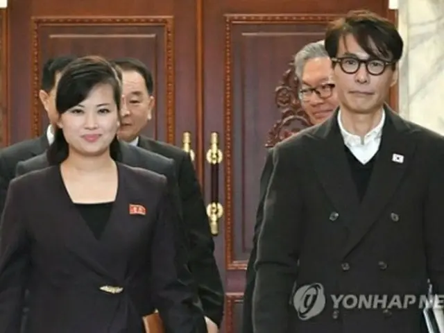 協議会場に入る韓国側首席代表のユン・サン氏（右）と北朝鮮側代表の玄松月（ヒョン・ソンウォル）氏（統一部提供）＝２０日、ソウル（聯合ニュース）