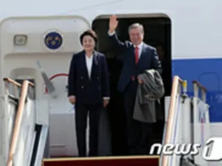 韓国の文大統領、ベトナムに到着…24日まで国賓訪問