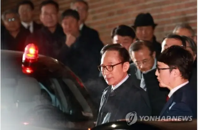 逮捕され、拘置所に向かう李明博容疑者＝２３日、ソウル（聯合ニュース）