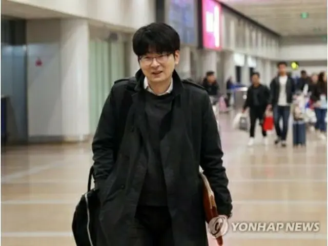 平壌発の北朝鮮・高麗航空で経由地の北京に到着したタク・ヒョンミン行政官＝２４日、北京（聯合ニュース）