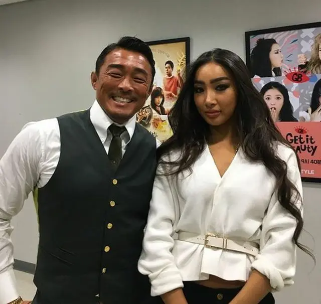 韓国のモデル、ムン・ガビ（29）が総合格闘家・秋山成勲（42）との写真を公開した。（提供:news1）