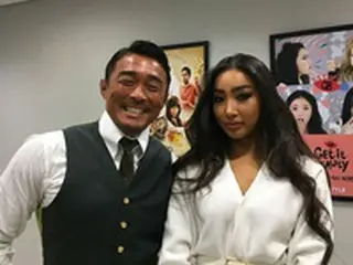 “自宅トレーニングを伝授”モデルのムン・ガビ、秋山成勲とのツーショット写真公開