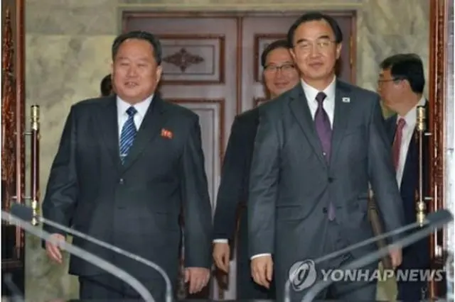 会談場に共に入場する韓国統一部の趙明均（チョ・ミョンギュン）長官（右）と北朝鮮・祖国平和統一委員会の李善権（リ・ソングォン）委員長＝２９日、坡州（写真共同取材団＝聯合ニュース）