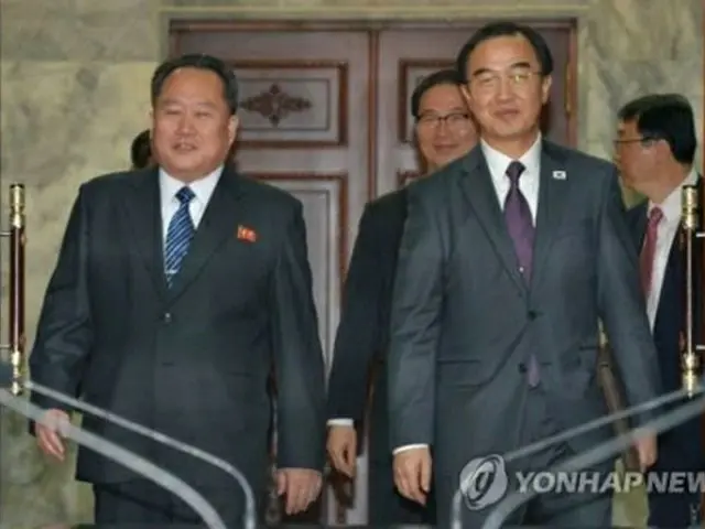 会談場に共に入場する韓国統一部の趙明均（チョ・ミョンギュン）長官（右）と北朝鮮・祖国平和統一委員会の李善権（リ・ソングォン）委員長＝２９日、坡州（写真共同取材団＝聯合ニュース）