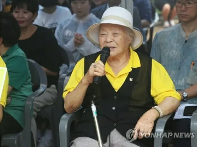 ２０１７年８月、慰安婦に関する行事に出席したアンさん＝（聯合ニュース）