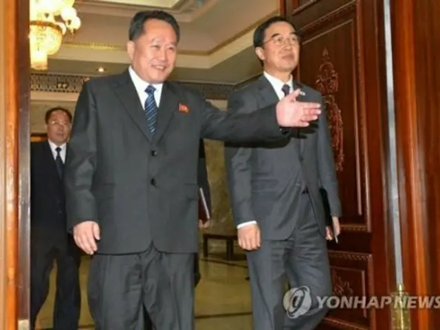 韓国の趙長官（右）と北朝鮮の李委員長＝（聯合ニュース）