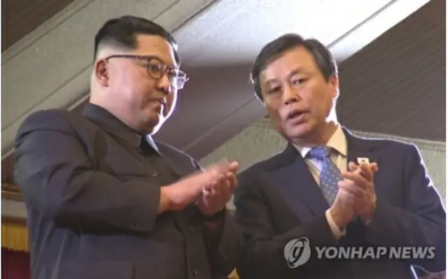 公演会場で拍手を送る金委員長（左）と韓国芸術団の団長を務める都鍾煥文化体育観光部長官（写真共同取材団）＝１日、平壌（聯合ニュース）