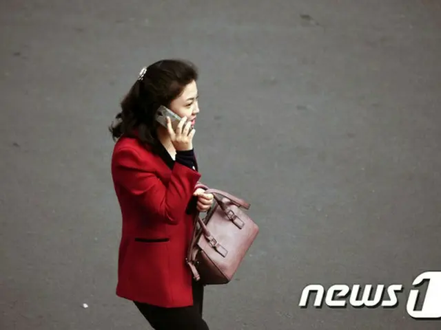 韓国芸術団が訪問した平壌、街を歩く市民の手には”スマホとスタイリッシュなバッグ”