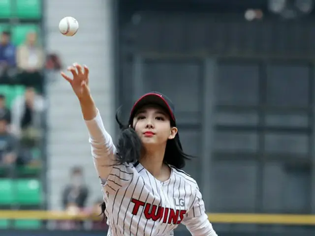 日本でも大人気「TWICE」メンバーが韓国プロ野球で始球式に登場