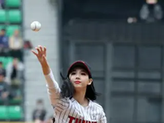 日本でも大人気「TWICE」メンバーが韓国プロ野球で始球式に登場