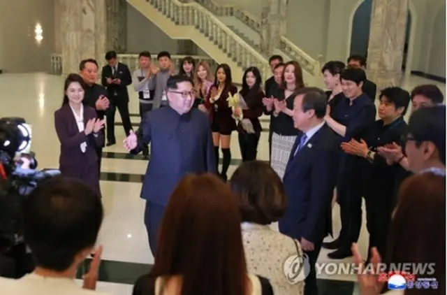 公演後、韓国芸術団の出演者らとあいさつする金委員長（中央）＝１日、平壌（朝鮮中央通信＝聯合ニュース）