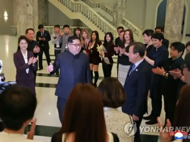 公演後、韓国芸術団の出演者らとあいさつする金委員長（中央）＝１日、平壌（朝鮮中央通信＝聯合ニュース）