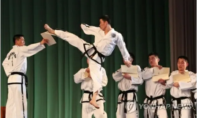 演武を披露する北朝鮮の演武団＝２日、平壌（聯合ニュース）