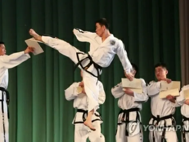 演武を披露する北朝鮮の演武団＝２日、平壌（聯合ニュース）