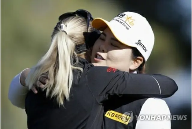 優勝したリンドベリ（スウェーデン）と抱き合う朴仁妃（右）＝（ＡＰ＝聯合ニュース）