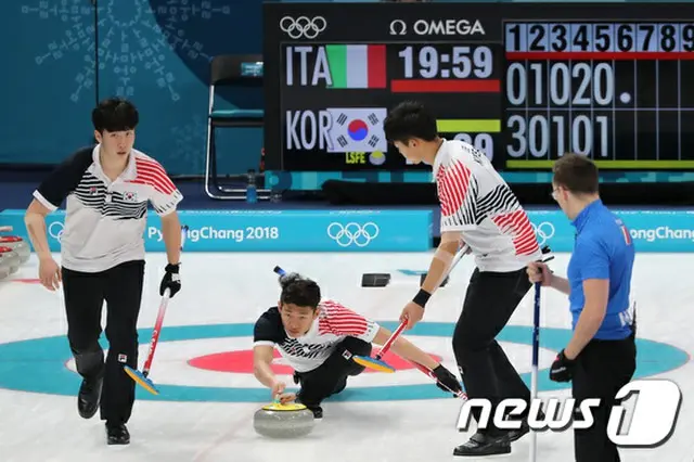 世界選手権に出場した韓国男子カーリング代表チームがスウェーデンに1点差で敗れ、2連敗を喫した。（提供:news1）