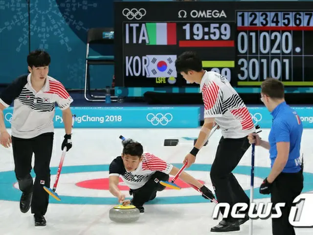 世界選手権に出場した韓国男子カーリング代表チームがスウェーデンに1点差で敗れ、2連敗を喫した。（提供:news1）