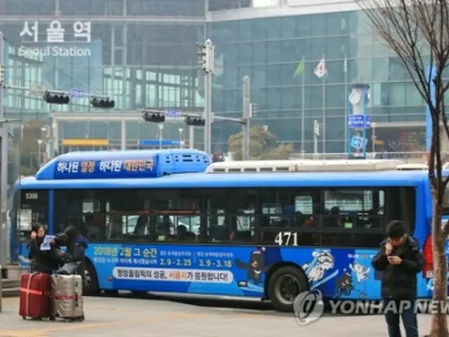 ソウル駅前を走る市内バス（資料写真）＝（聯合ニュース）