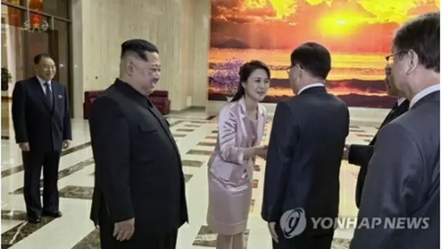 3月5日、文大統領の特使団と握手を交わす李氏（中央）＝（朝鮮中央テレビ＝聯合ニュース）