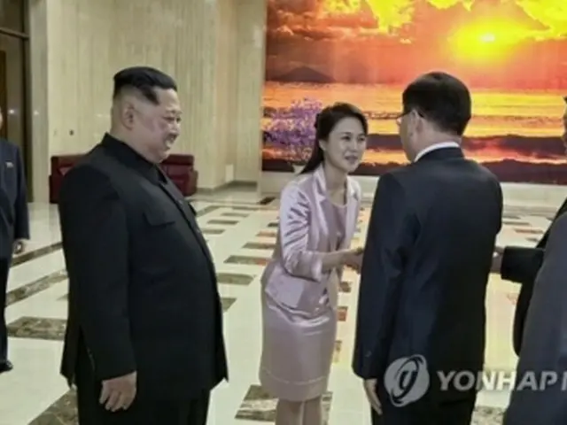 3月5日、文大統領の特使団と握手を交わす李氏（中央）＝（朝鮮中央テレビ＝聯合ニュース）