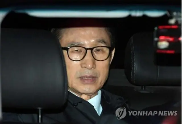 先月２３日未明、拘置所に移送される李氏＝（聯合ニュース）