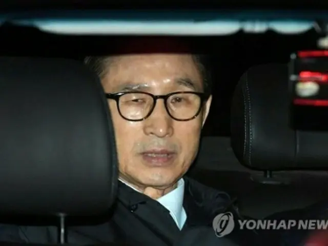 先月２３日未明、拘置所に移送される李氏＝（聯合ニュース）