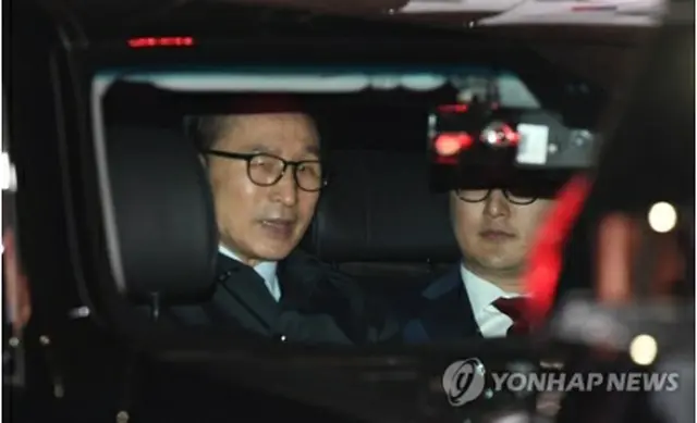 先月２３日未明、逮捕され拘置所に移送される李氏＝（聯合ニュース）