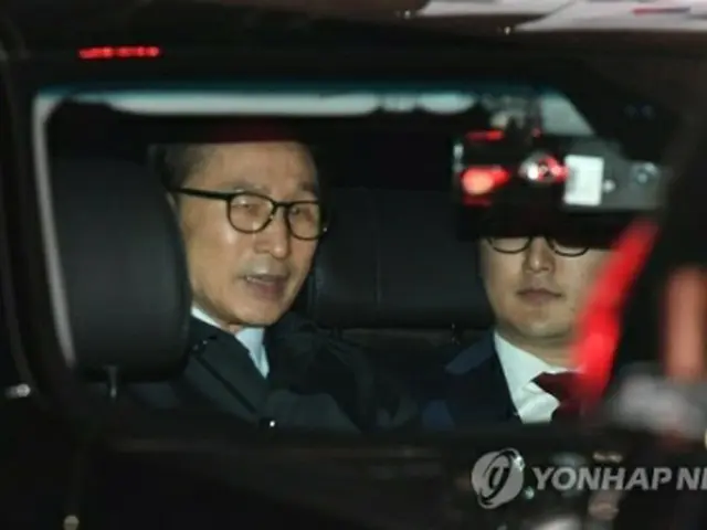 先月２３日未明、逮捕され拘置所に移送される李氏＝（聯合ニュース）