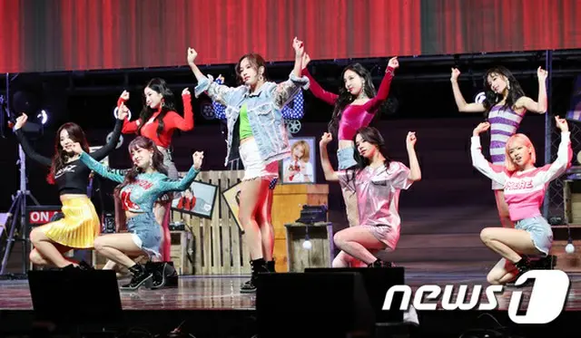 “カムバック”「TWICE」、「パク・チニョンが細かくアドバイス…手の角度までチェック」（提供:news1）