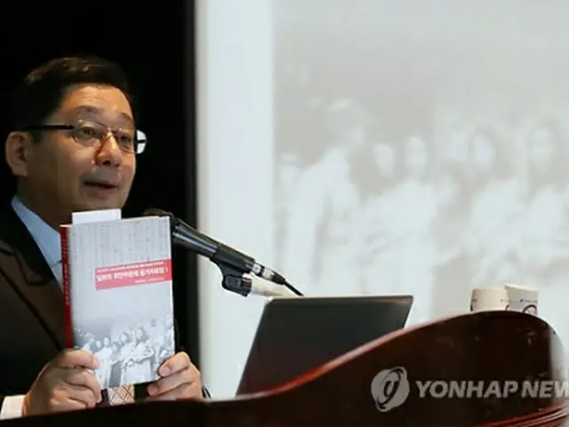 出版記念記者懇談会で書籍を手にあいさつする保坂氏＝１０日、ソウル（聯合ニュース）