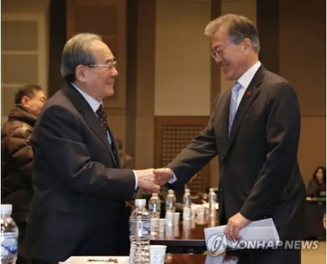 文大統領（右）と林東源氏（資料写真）＝（聯合ニュース）