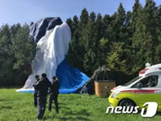 済州島で観光用熱気球が墜落…操縦士死亡・観光客12人負傷＝韓国