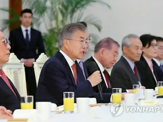懇談会で発言する文大統領（手前から２人目）＝１２日、ソウル（聯合ニュース）