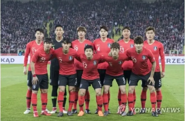 先月のポーランド戦で、試合開始前に記念撮影を行う韓国代表（資料写真）＝（聯合ニュース）