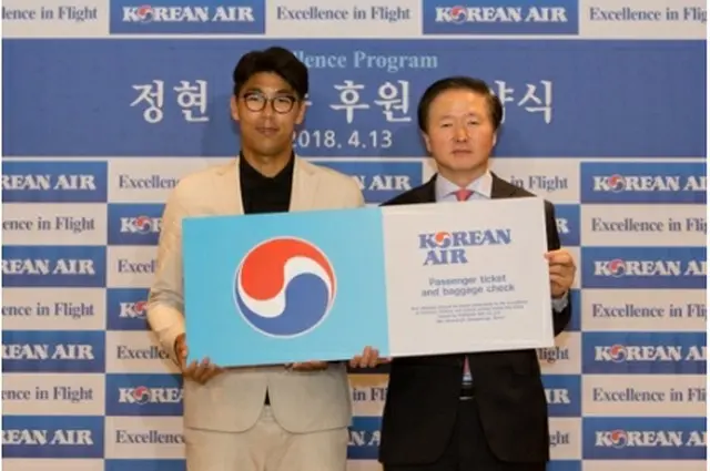 スポンサー契約を交わした鄭現選手（左）と大韓航空の役員（同社提供）＝１３日、ソウル（聯合ニュース）