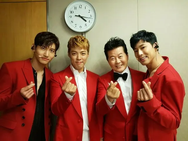 テ・ジナ＆KangNam、Mnet「エムカ」控え室で「東方神起」と記念撮影！（提供:news1）
