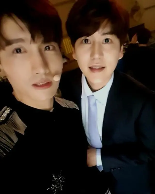 韓国ボーイズグループ「東方神起」のチャンミンと、「SUPER JUNIOR」のキュヒョンが仲睦まじい写真を公開した。（提供:OSEN）