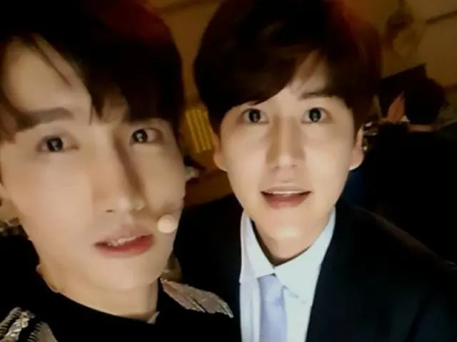 韓国ボーイズグループ「東方神起」のチャンミンと、「SUPER JUNIOR」のキュヒョンが仲睦まじい写真を公開した。（提供:OSEN）