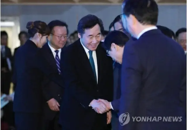 「第４回国民安全の日」に行われた行事で出席者と握手する李洛淵首相＝１６日、ソウル（聯合ニュース）
